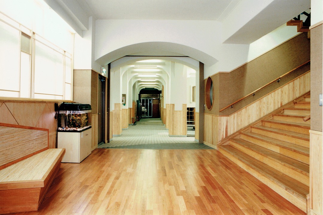 階段室ベンチ形状は大きく歪み遠近視を加速させる