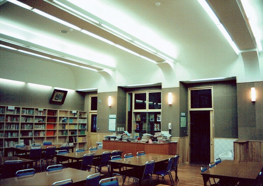 図書館。廊下にスルーする新刊書棚