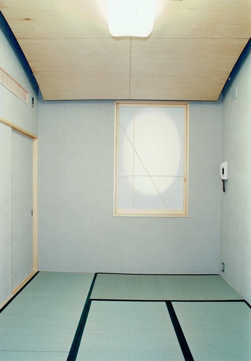 用務員控え室内よりの楕円窓。ボールト天井はシナ合板